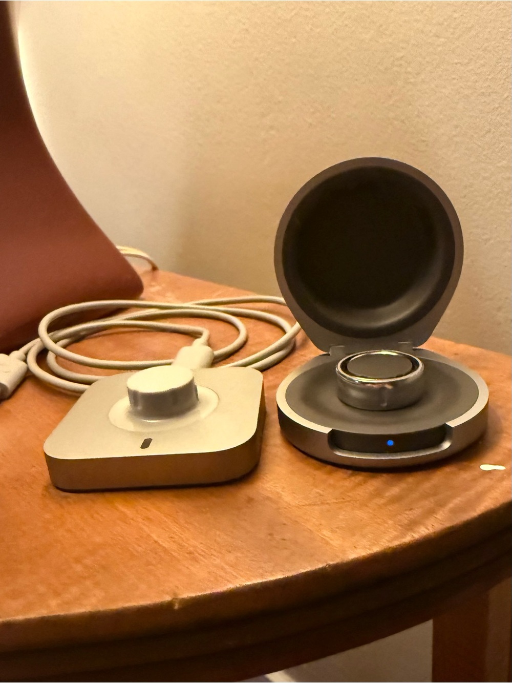 EUC Oura Ring 4, Size 7 with Charger and  Charging Case - Gray/Silver